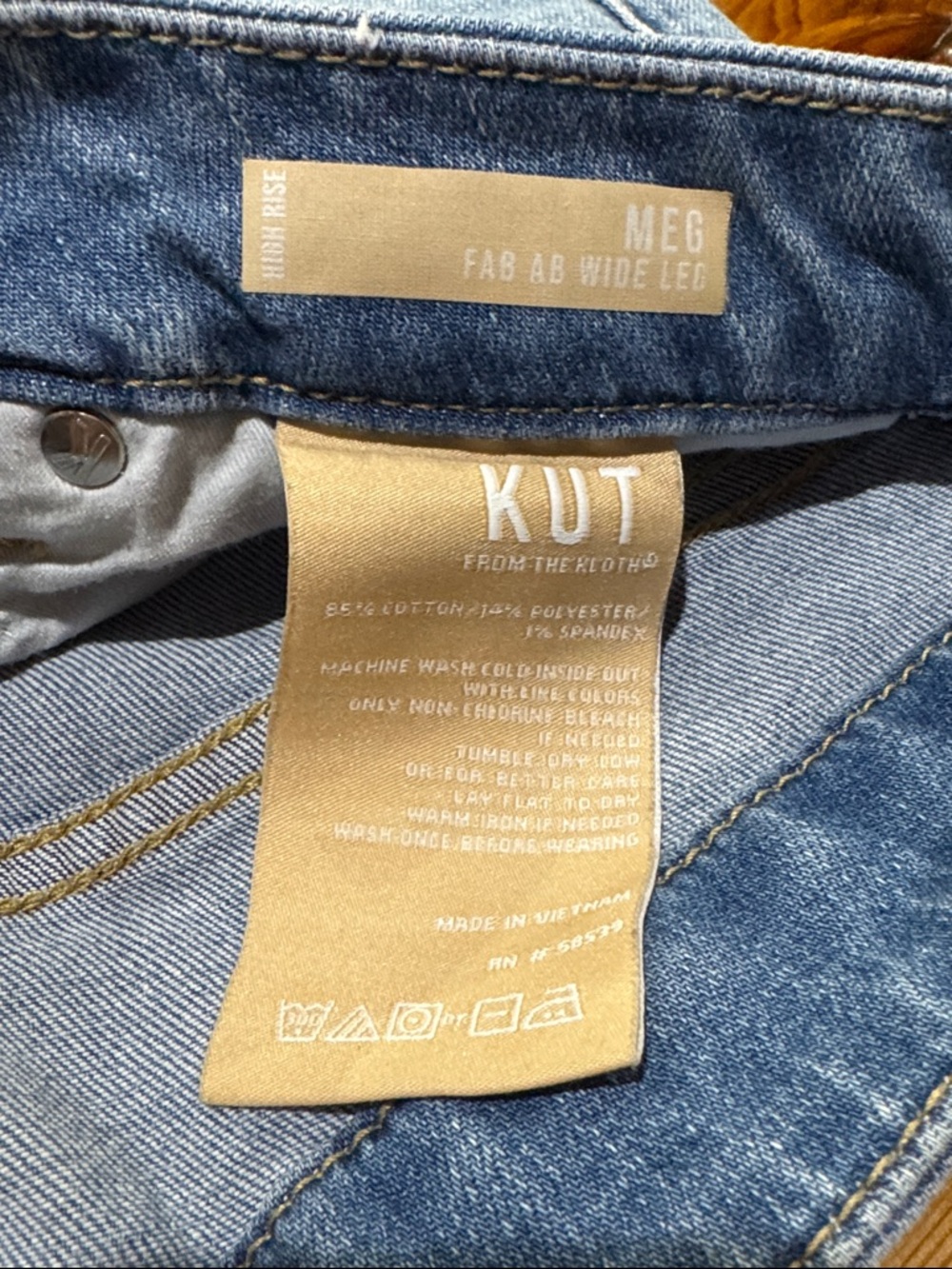 Kut from the Kloth Meg Fab Ab Light Blue Wide Leg Jeans with Frayed Hem - Picture 3 of 4